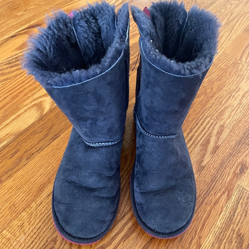 Girls UGG Boots Purple with Bailey Bows in the back, Size 4
